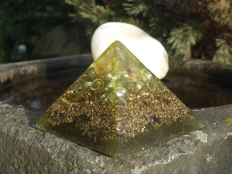 Orgonit pyramida 11,5 cm citrínová