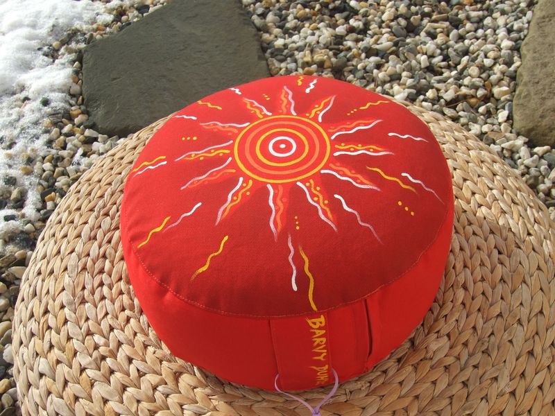 Indiánské slunce na červené meditační polštář