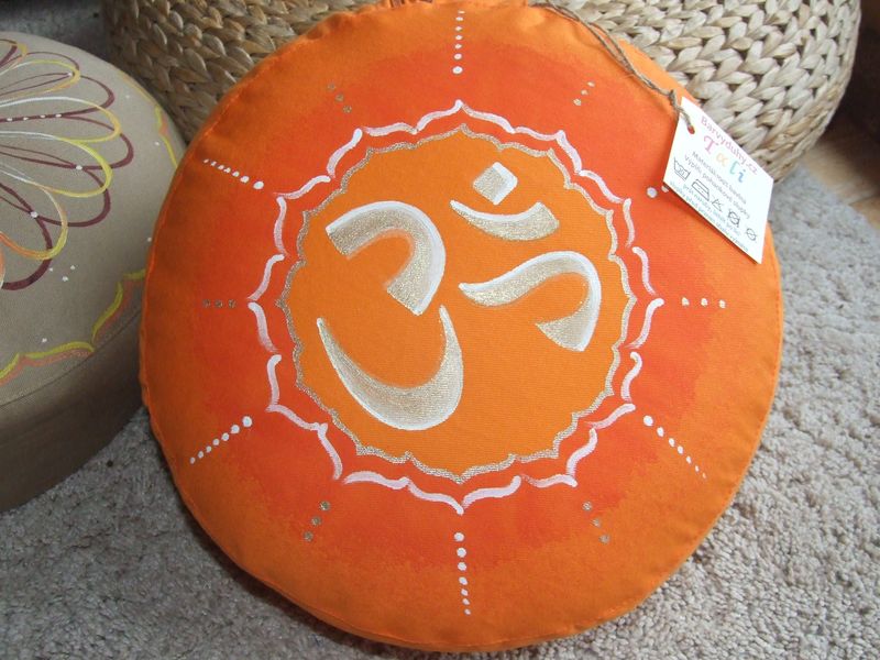 Óm na oranžové meditační polštář