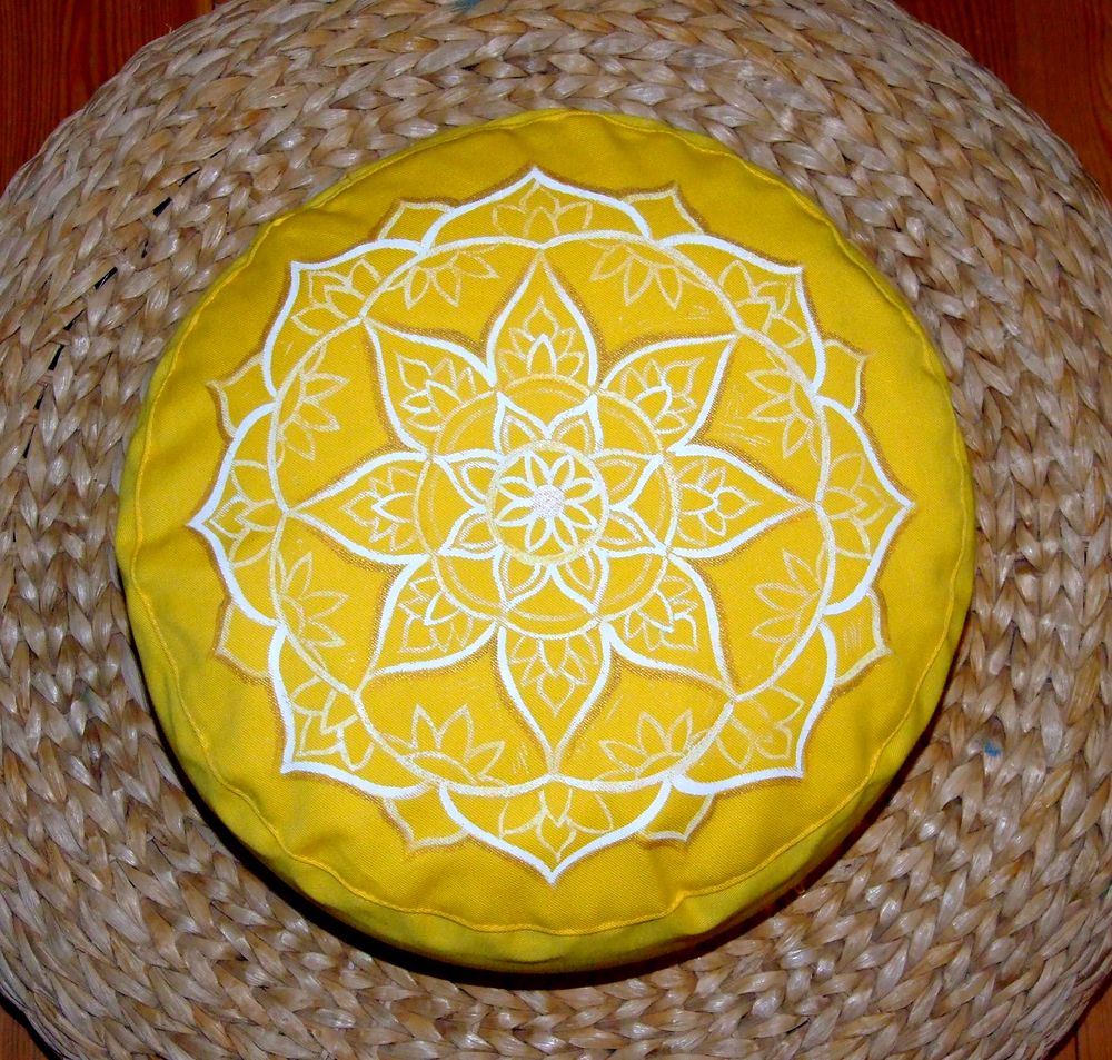 Mandala na žluté meditační polštář