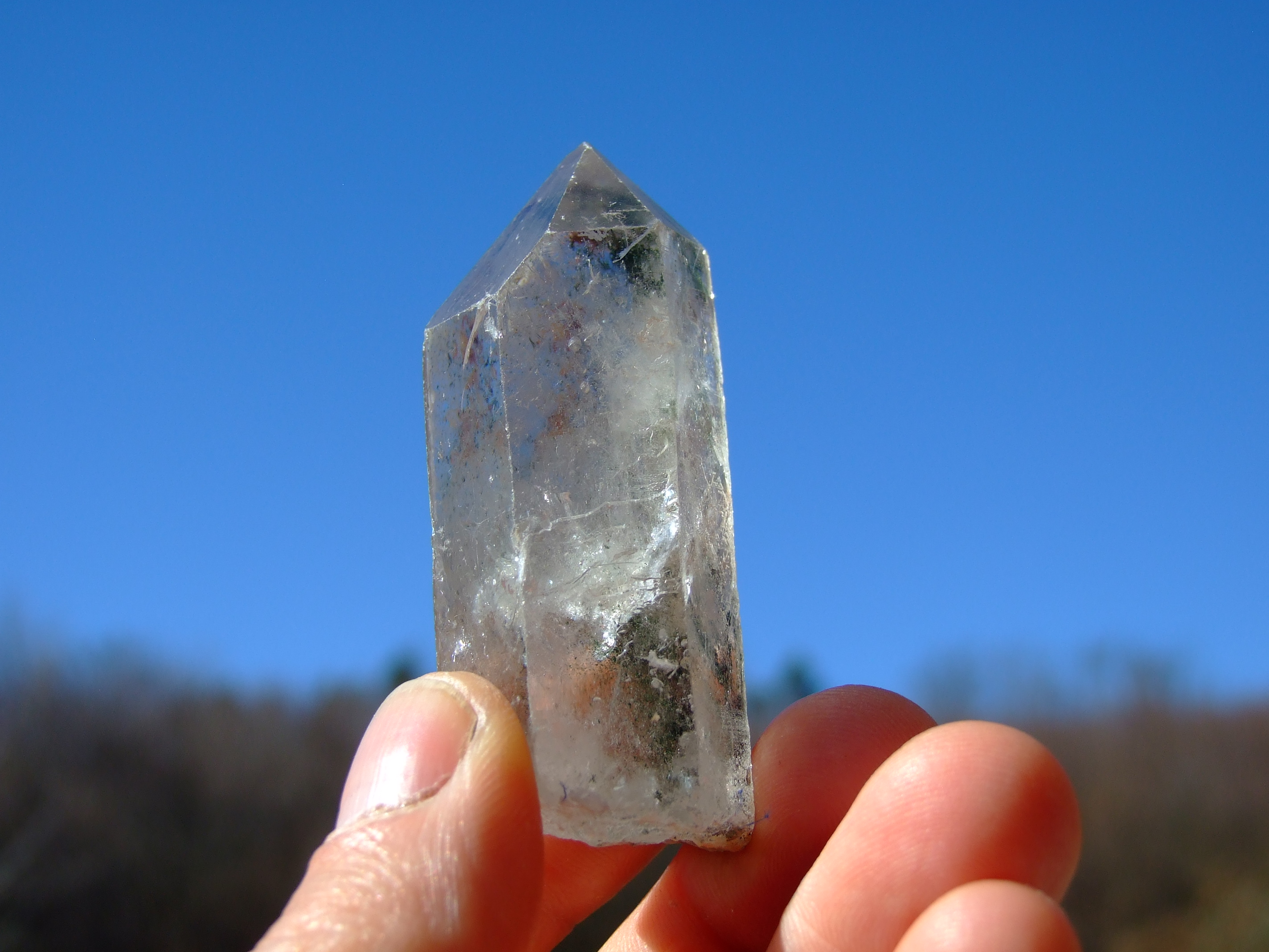 Krystal křišťálu s turmalíny 78g 