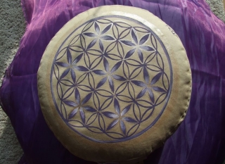 Květ života fialový meditační polštář