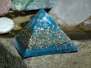 Orgonit pyramida 11,5 cm chalcedonová