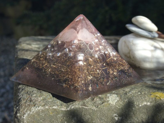 Orgonit pyramida 11,5 cm růženínová