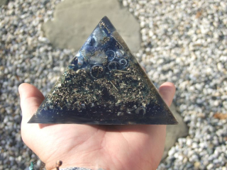 Orgonit pyramida 11,5 cm sodalitová