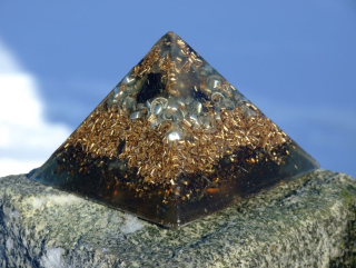 Orgonit pyramida 11,5 cm šungitová
