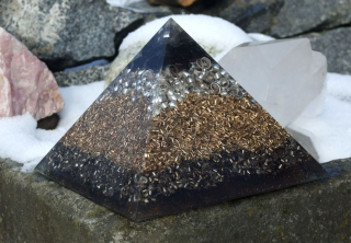MEGA Orgonit pyramida 18 cm šungitová